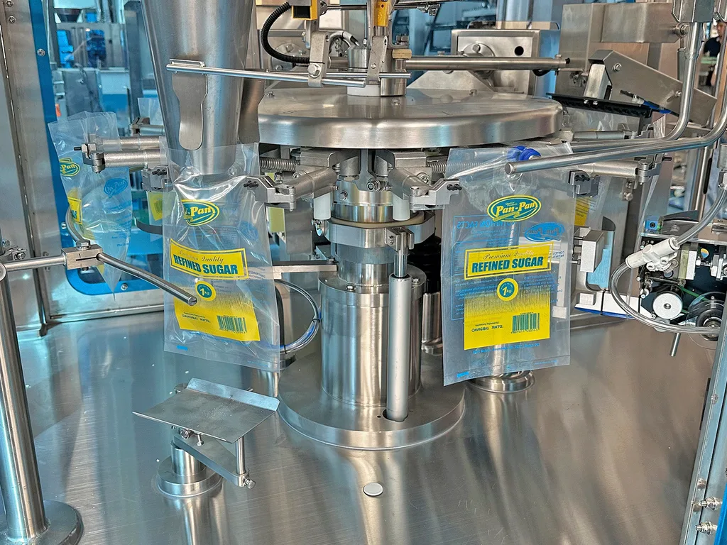 SKGD-200R pouch filling and sealing detail